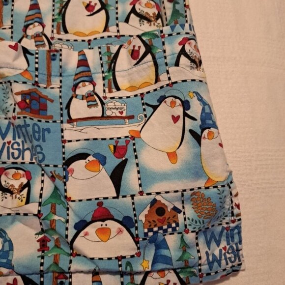 Peaches Penguin Winter wishes size 2X scrub top no fade VGUC - Picture 2 of 4